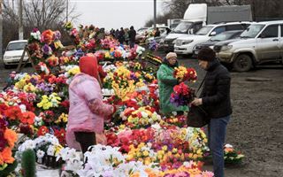 Жителям Алматы рекомендовано не посещать кладбища в Родительский день