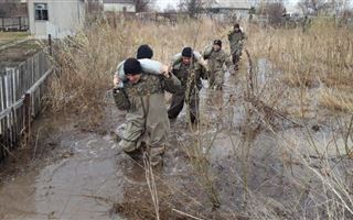 Военнослужащие спасают от паводка поселок в пригороде Петропавловска