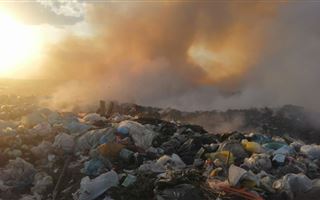 Возле Кокшетау загорелся мусорный полигон