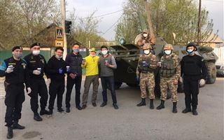 "Спасибо за вкусный кофе": волонтеры поддержали полицейских на блокпостах в Алматы