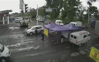 Полицейского сбили на блокпосту в Алматы