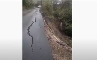 Аким Алматы поручил восстановить дорогу после оползня