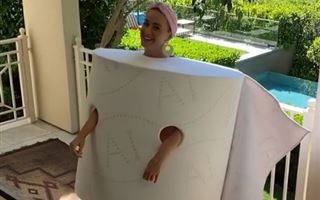Беременная Кэти Перри примерила костюм гигантского рулона туалетной бумаги