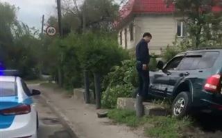 Водитель «взлетел» на бетонное ограждение в Алматы