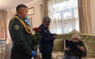 Писателя Абдижамила Нурпеисова поздравили с юбилеем Победы
