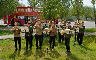 В Нур-Султане духовой оркестр поздравил ветеранов во дворах многоэтажек 