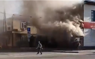 Дом с бутиками загорелся в районе Тастака в Алматы