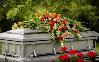 «Сын, соцработник, любовница покойника и её соседка»: как проходят похороны во время карантина