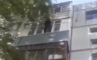 59-летний мужчина чуть не сорвался с балкона, пытаясь проверить любовь супруги