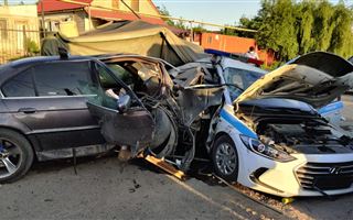 В Алматы пьяный водитель врезался в блокпост, умер полицейский