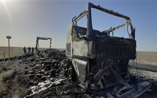 Фура из Беларуси полностью сгорела на трассе в Атырау