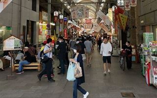 В Японии из-за жары призывают снимать маски на улице 