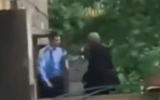 Избиение полицейского в Павлодаре попало на видео 