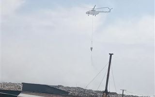 В Алматинской области с помощью вертолета тушат пожар на мусорном полигоне