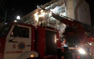 В Кызылорде из горящего многоэтажного дома эвакуировали людей