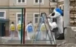 "Так перемешивают дезраствор»: дезинфектора верхом на качелях засняли в Алматы