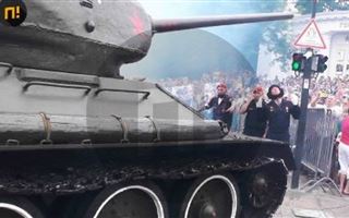 Танк Т-34 чуть не въехал в зрителей на параде Победы