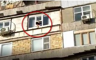 В Актау женщина пыталась выпрыгнуть из окна