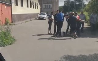 Задержаны пинавшие упавшего прохожего мужчины в Петропавловске