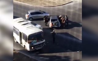 В Актау произошло столкновение автомобиля с пассажирским автобусом