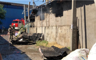 Пожар произошел в районе барахолки в Алматы