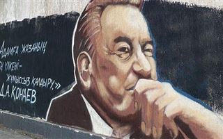 В Шымкенте на стене дома-призрака появилось граффити с Кунаевым