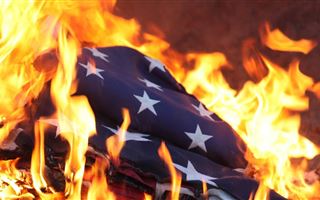 Протестующие сожгли флаг США у Белого Дома