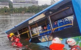 В Китае автобус с детьми и студентами упал в озеро