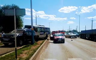 В Актобе водитель автобуса спровоцировал массовое ДТП