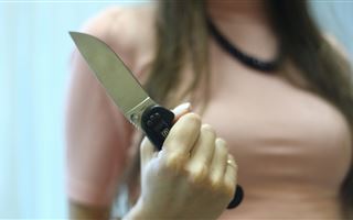 В Нур-Султане женщина с ножами устроила погром в супермаркете