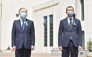 Н. Нигматулин и М. Ашимбаев почтили память жертв пандемии коронавируса
