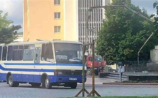 В Луцке мужчина со взрывчаткой и оружием захватил автобус с пассажирами