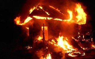 В Акмолинской области рухнул горящий дом, погибли трое детей