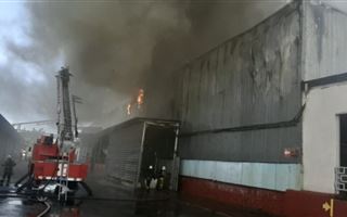 Крупный склад загорелся в Шымкенте