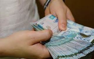 Сотрудница банка в ВКО обманула клиентов на 4,5 млн тенге