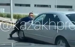 Странный инцидент с кричащим мужчиной на капоте авто оставил в недоумении алматинцев