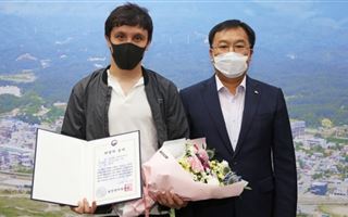 Спасшему 10 человек в Корее казахстанцу вручили награду