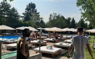 В Алматы в карантин работала зона отдыха с бассейном