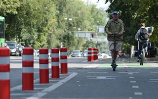 Ну двух улицах Алматы устанавливают ограждающие столбики для велосипедистов