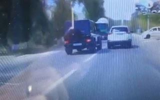 Рисковое авто попало на видео в Алматы
