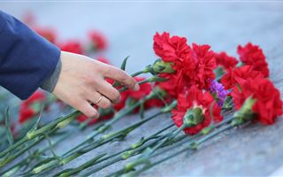 Цветы к памятнику Абаю возложили в Нур-Султане