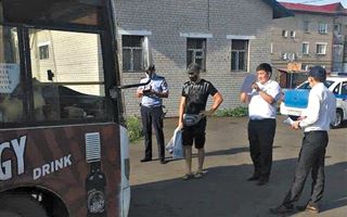 На севере РК чиновник проверял, как население соблюдает масочный режим, будучи без маски