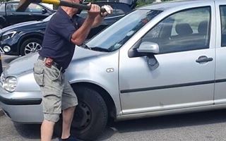 Мужчина разбил окно чужой машины ради спасения собаки от жары