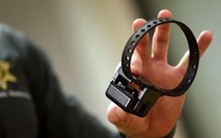 Электронные браслеты наденут на казахстанцев, ожидающих суда не под стражей
