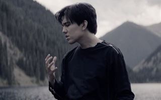 "Надо знать казахский, чтобы понимать": как неправильный перевод новой песни Димаша вызвал споры среди фанатов