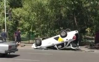 Перевернутое такси попало на видео в Алматы