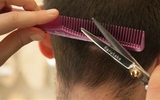 В Павлодаре мужчина лишился волос после посещения парикмахерской