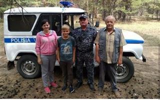 В Павлодаре полицейский из песчаного плена спас семью