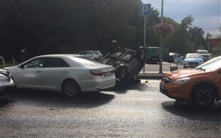 "Машина споткнулась": перевернутое авто озадачило алматинцев