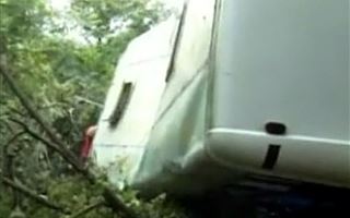 В Грузии в овраг упал пассажирский микроавтобус, погибли 17 человек